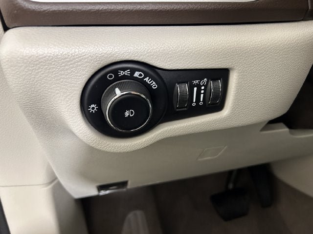 Used 2020 Chrysler Pacifica Touring-L FWD image 18