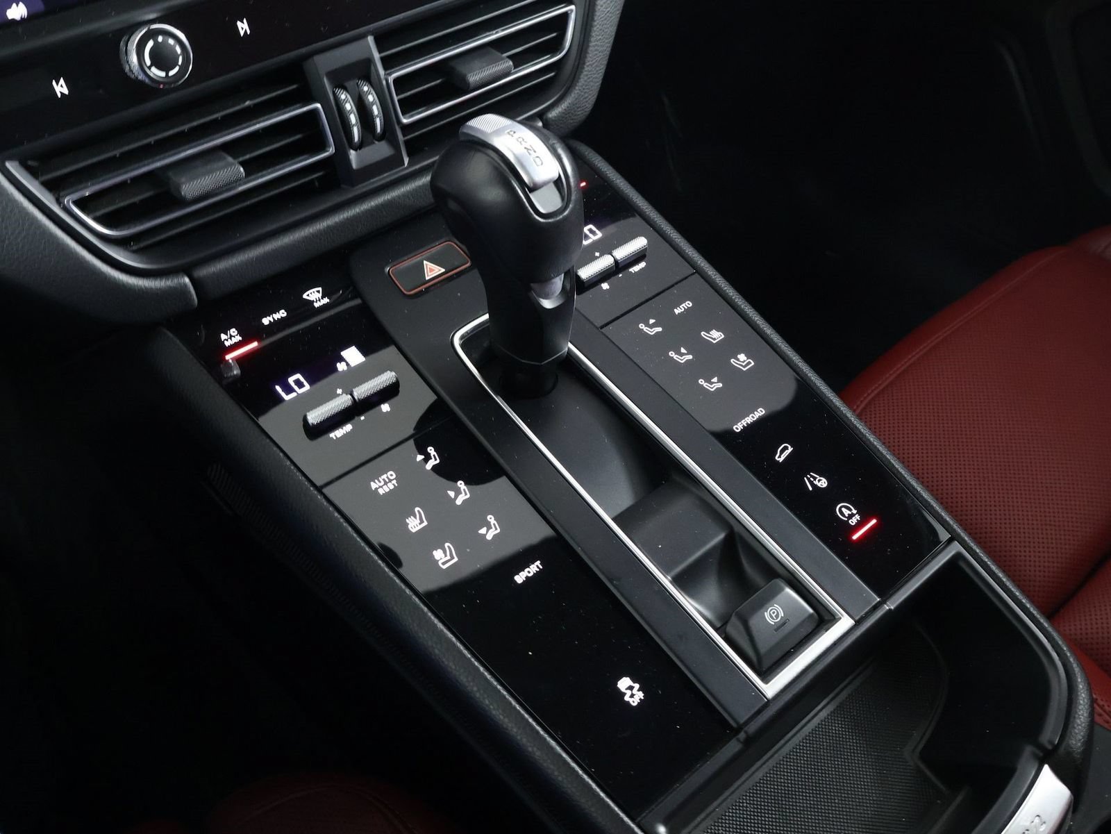Certified 2024 Porsche Macan AWD/4WD image 18