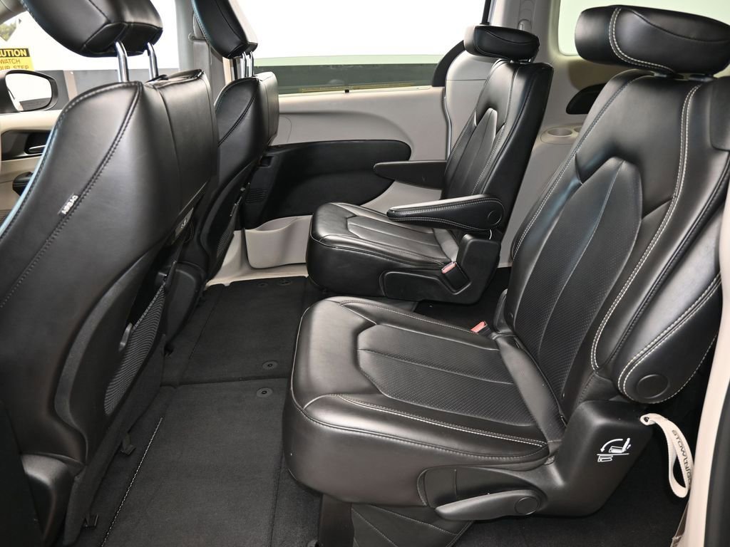 Used 2023 Chrysler Pacifica Touring-L image 35