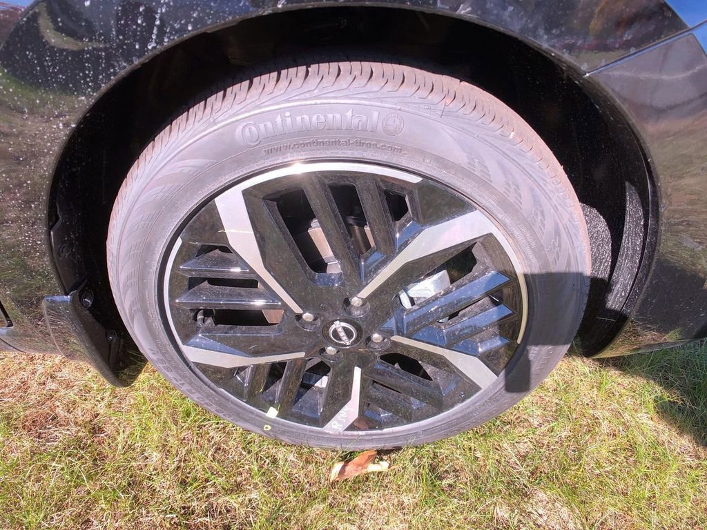 New 2025 Nissan Versa SR w/ Trunk Package image 11