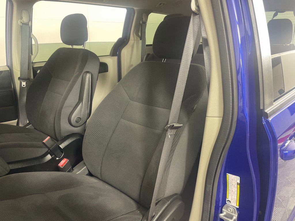 Used 2018 Dodge Grand Caravan SE w/ UConnect Hands-Free Group image 23