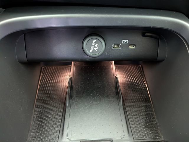 Used 2025 Volvo XC40 B5 Plus image 8