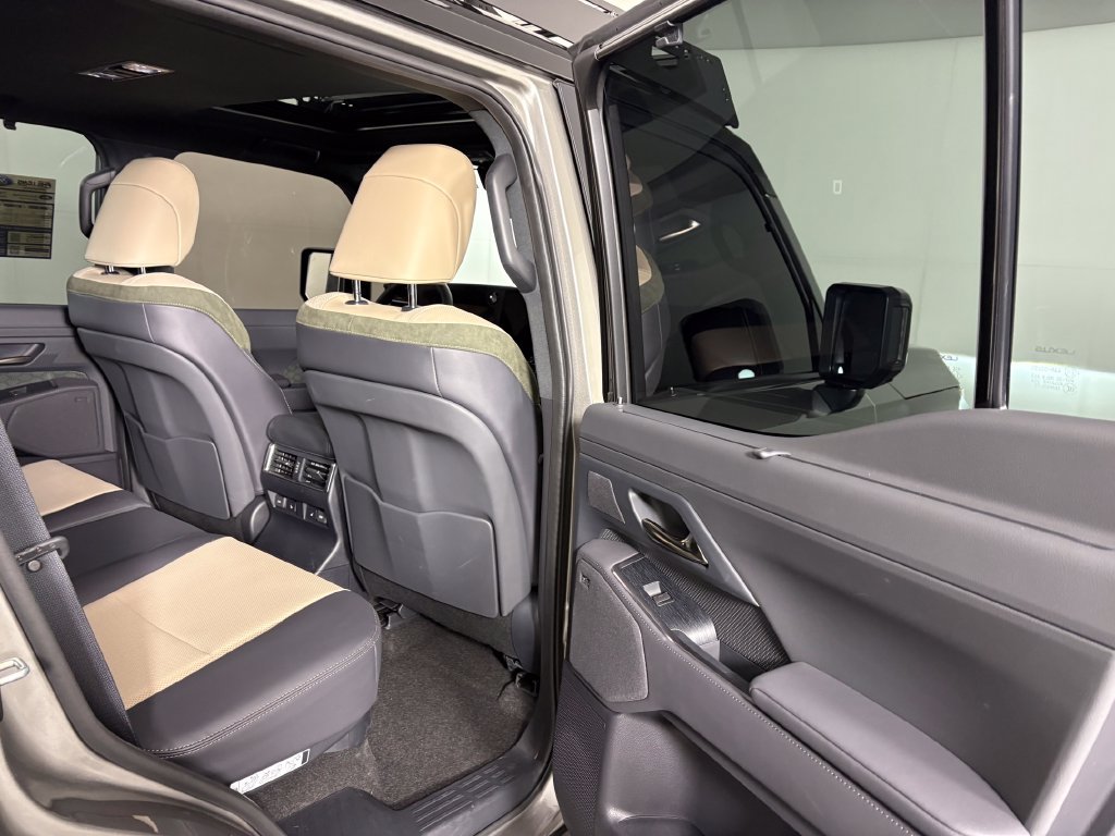 Used 2025 Lexus GX 550 w/ Accessory Package (CT) AWD/4WD image 35