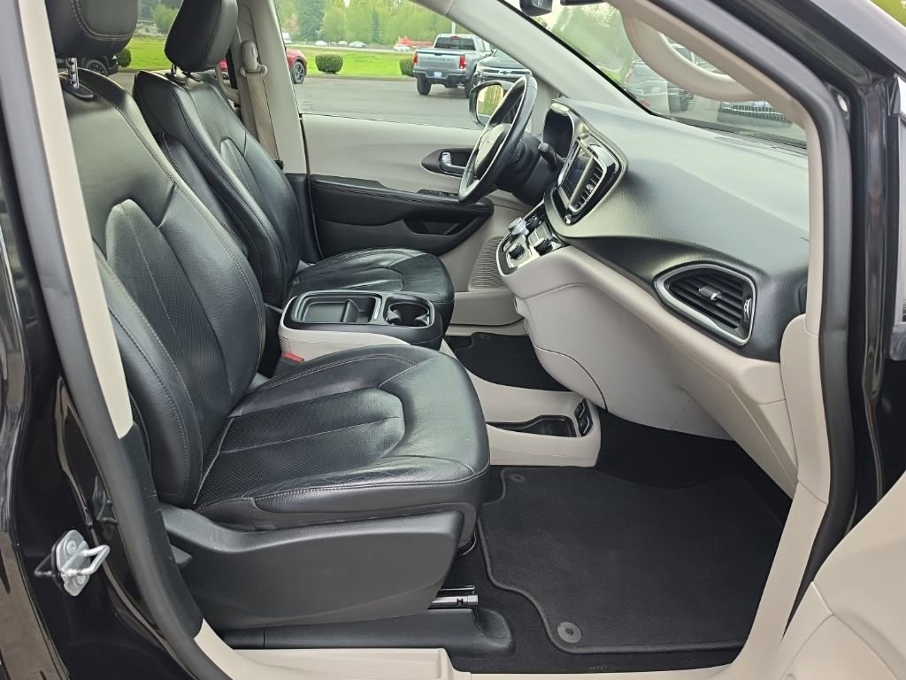 Used 2020 Chrysler Pacifica Touring-L FWD image 33