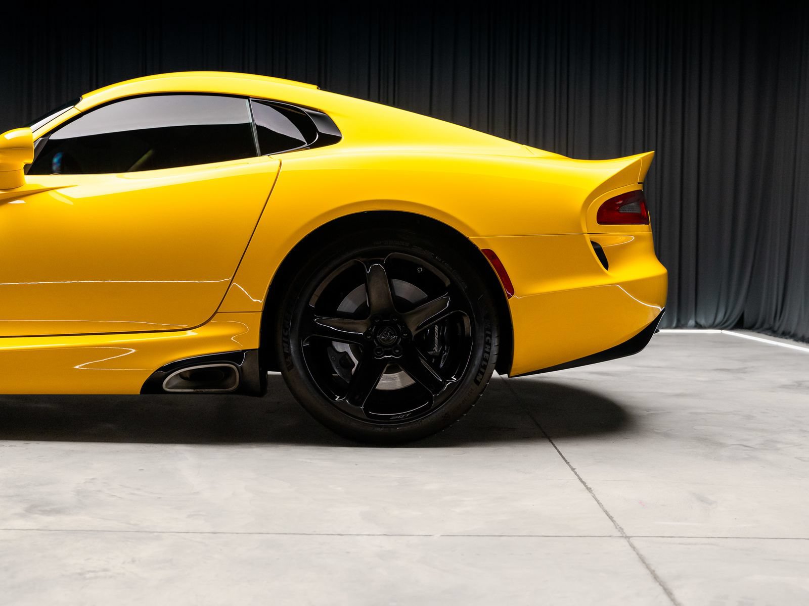Used 2014 SRT Viper SRT-10 w/ Grand Touring Package RWD image 29