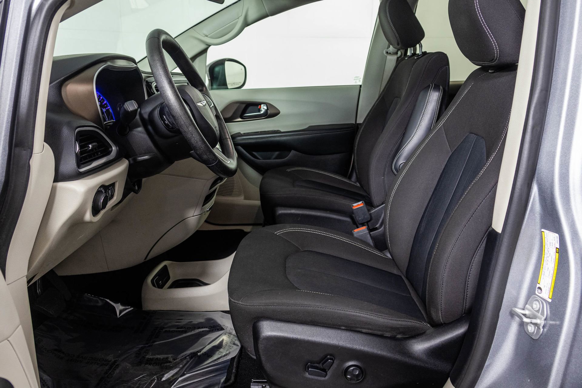 Used 2020 Chrysler Voyager LX FWD image 20