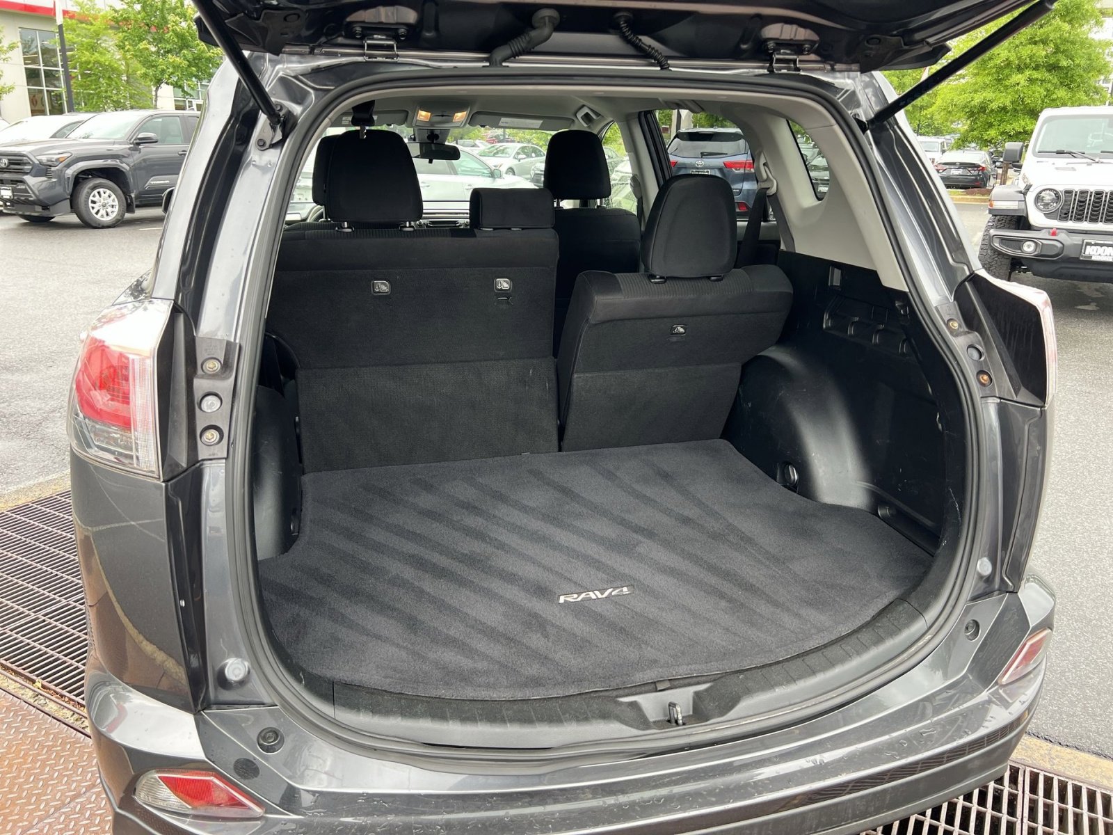 Used 2018 Toyota RAV4 LE w/ Carpet Mat Package FWD image 27