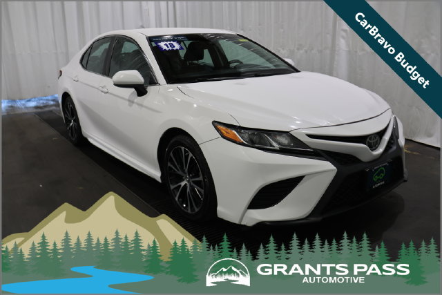 Used 2018 Toyota Camry SE FWD image 1