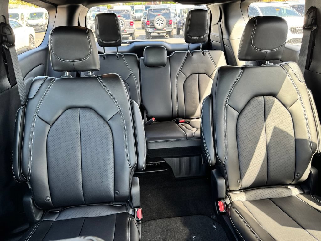 New 2026 Chrysler Pacifica Select FWD image 13