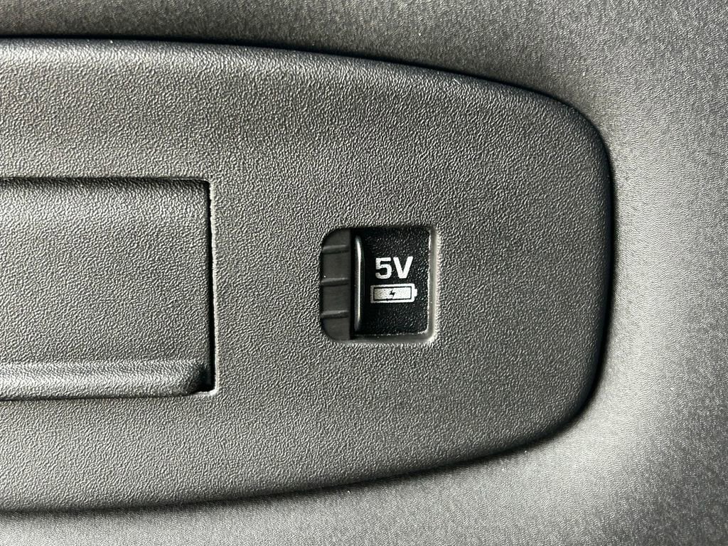 Used 2025 Land Rover Discovery S image 25