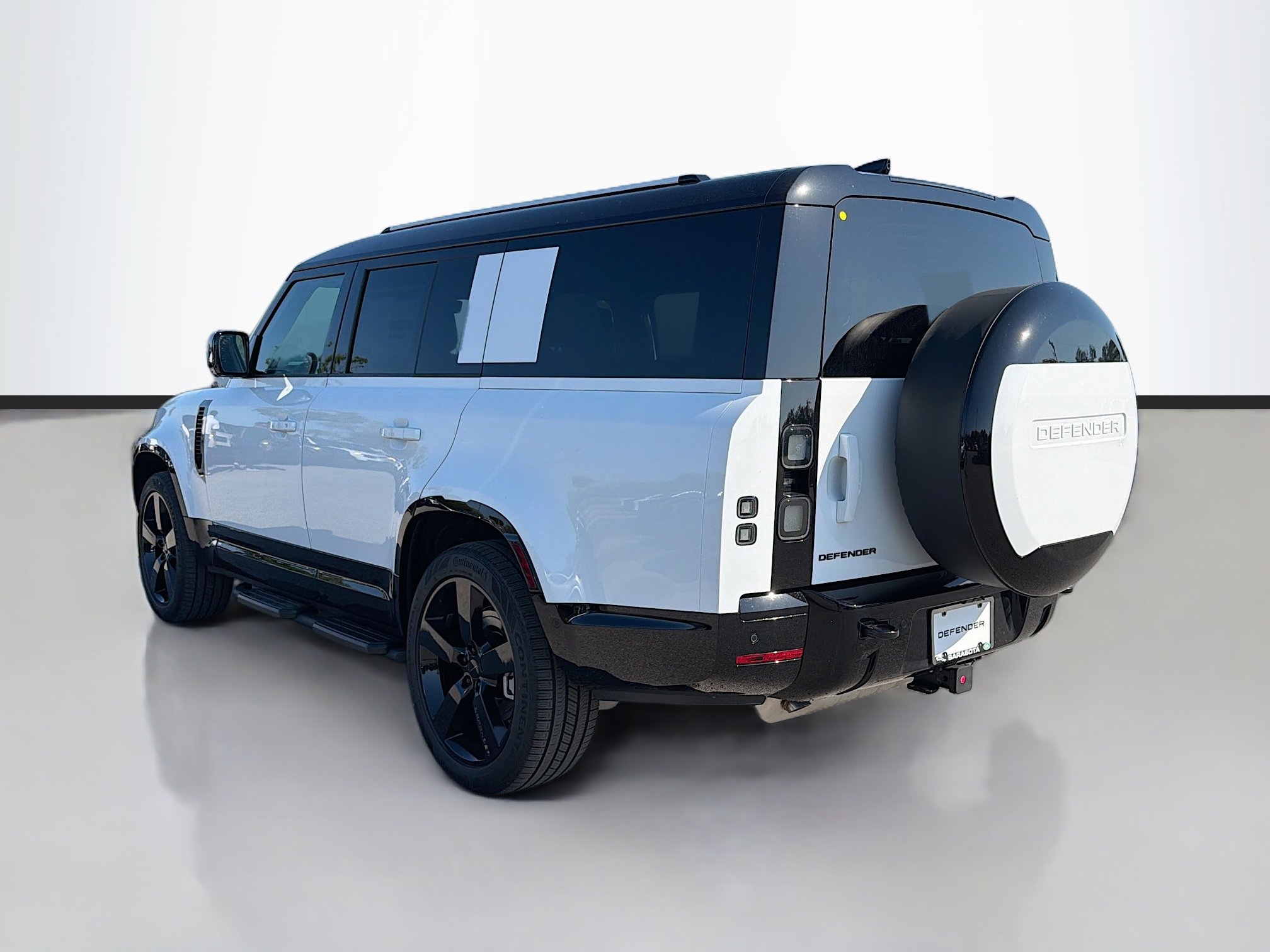 New 2026 Land Rover Defender 130 X-Dynamic SE image 3