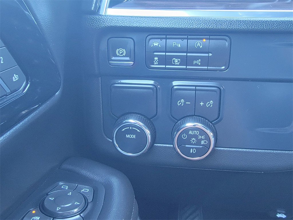 Used 2025 Chevrolet Suburban LT w/ Comfort Package image 32