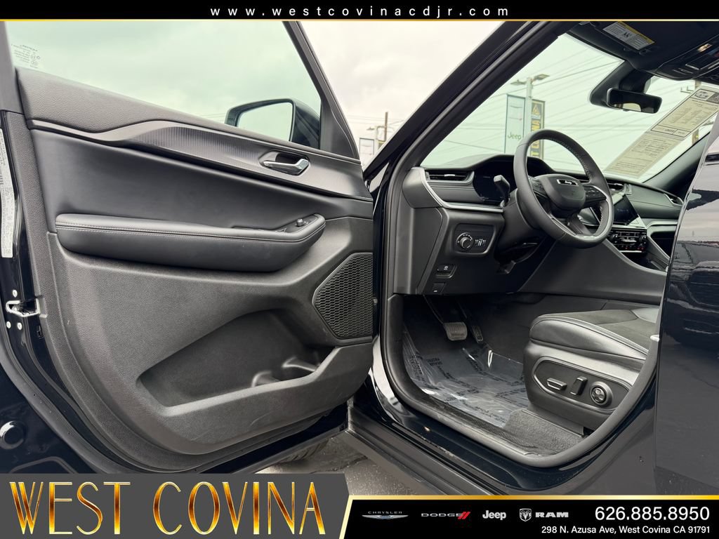 Used 2025 Jeep Grand Cherokee Altitude RWD image 13