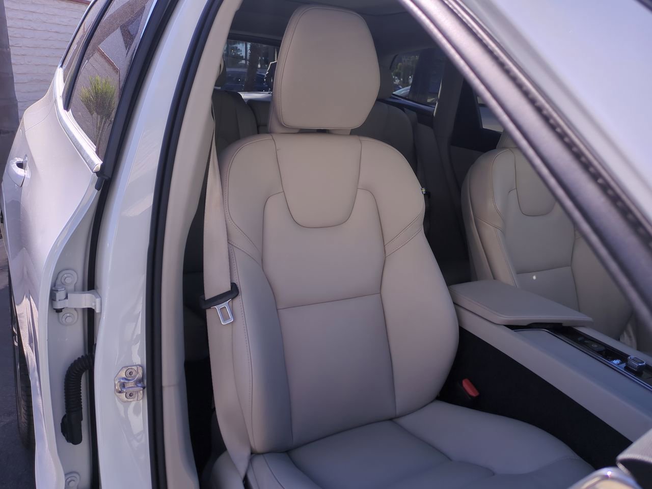 Used 2020 Volvo XC60 T8 Momentum image 34