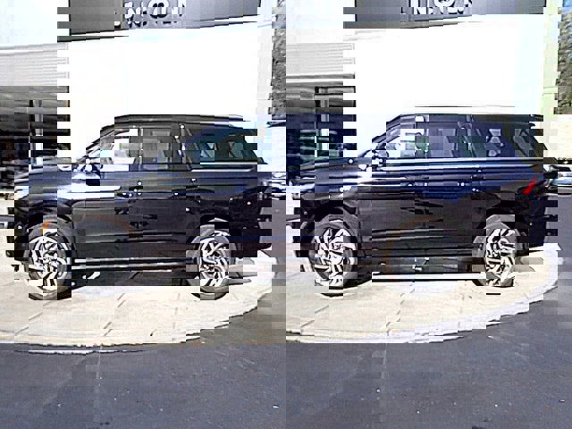 New 2025 Lincoln Navigator L Reserve image 2