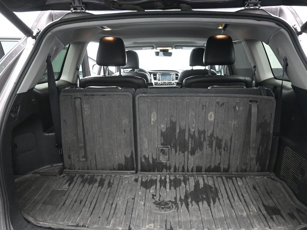 Used 2017 Toyota Highlander XLE image 2