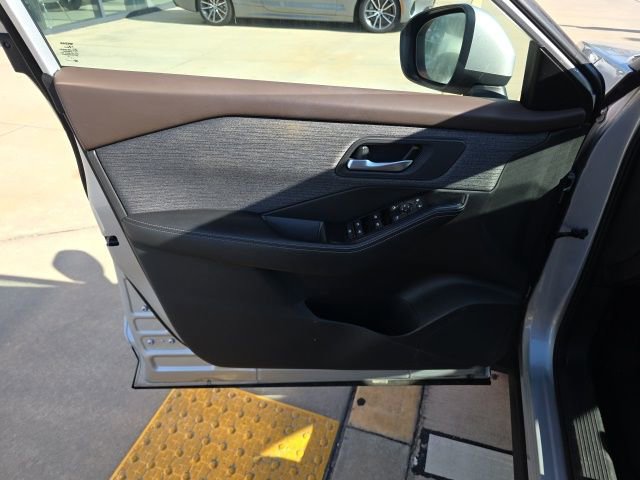 Used 2023 Nissan Rogue SV FWD image 11
