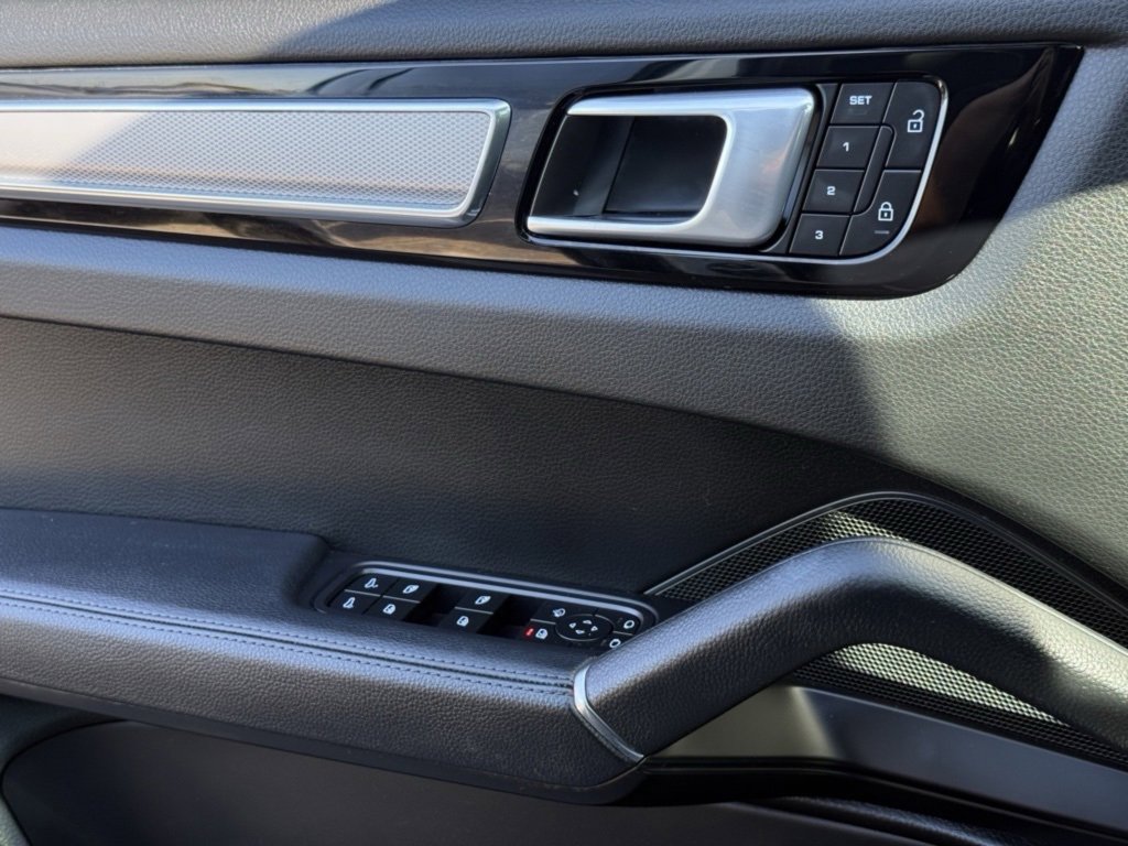 Used 2023 Porsche Cayenne image 18