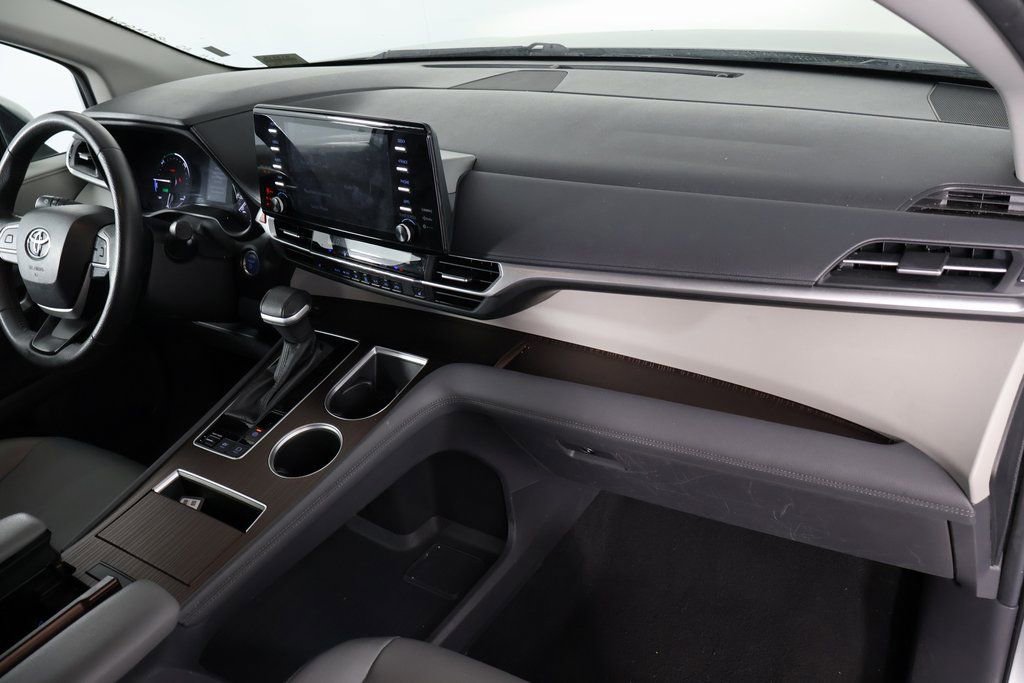 Used 2024 Toyota Sienna XLE image 9