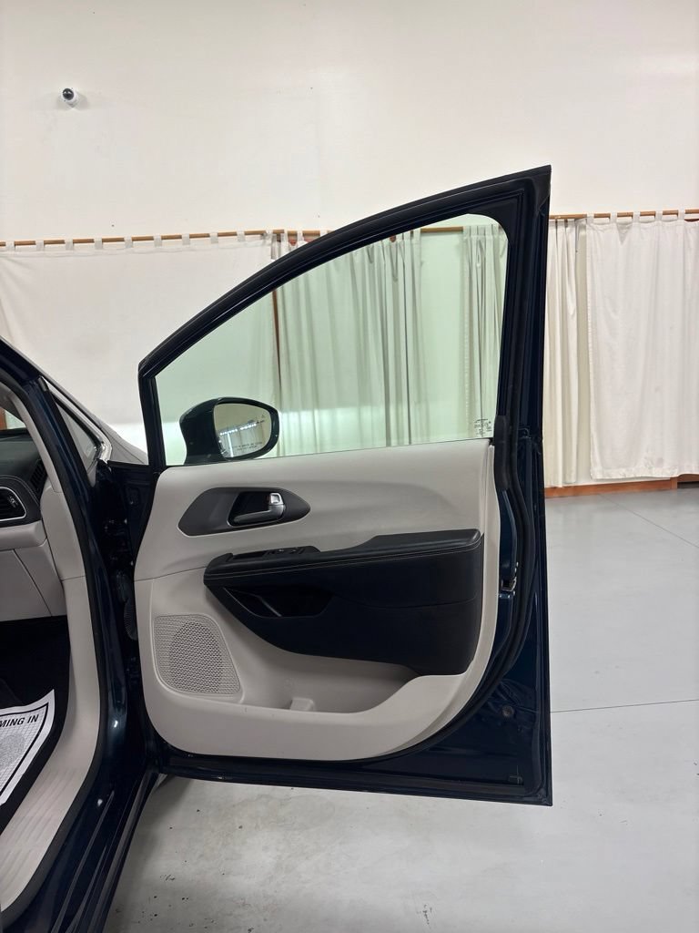 Used 2021 Chrysler Pacifica Touring-L FWD image 26