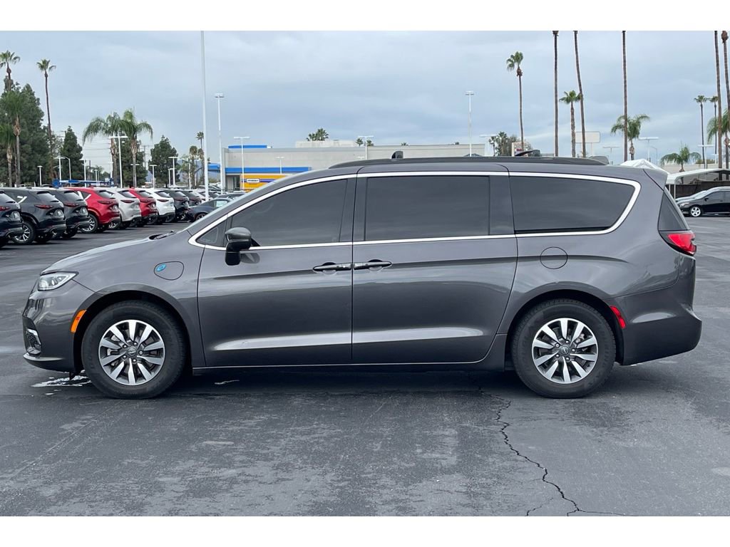 Used 2021 Chrysler Pacifica Touring w/ Uconnect Theater Family Group image 2