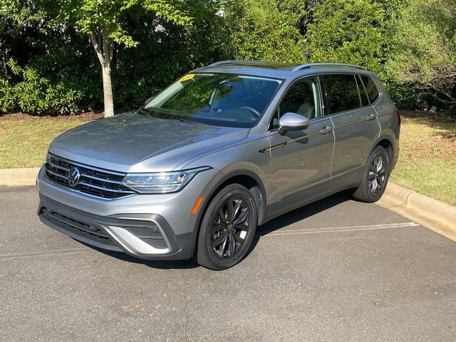 Used 2023 Volkswagen Tiguan SE w/ Panoramic Sunroof Package FWD image 3