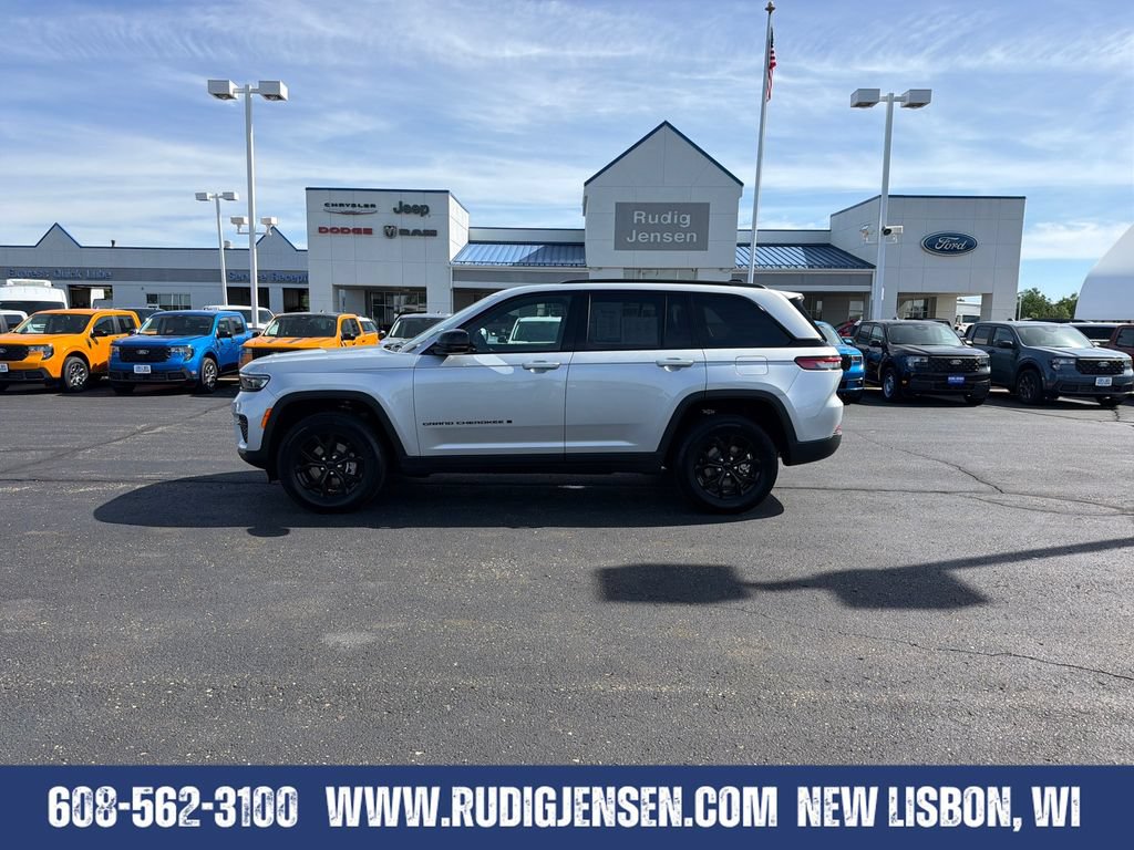 Used 2025 Jeep Grand Cherokee Altitude AWD/4WD image 2