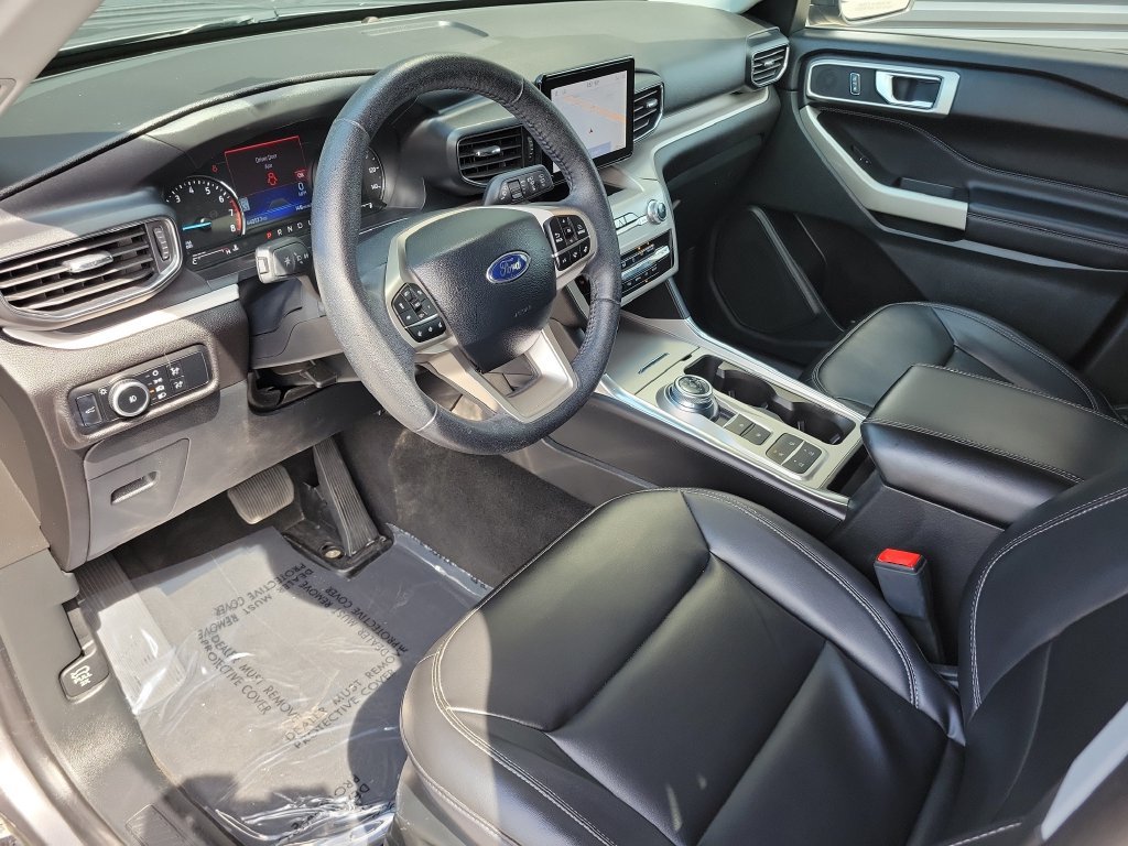 Used 2024 Ford Explorer XLT w/ Equipment Group 202A RWD image 4