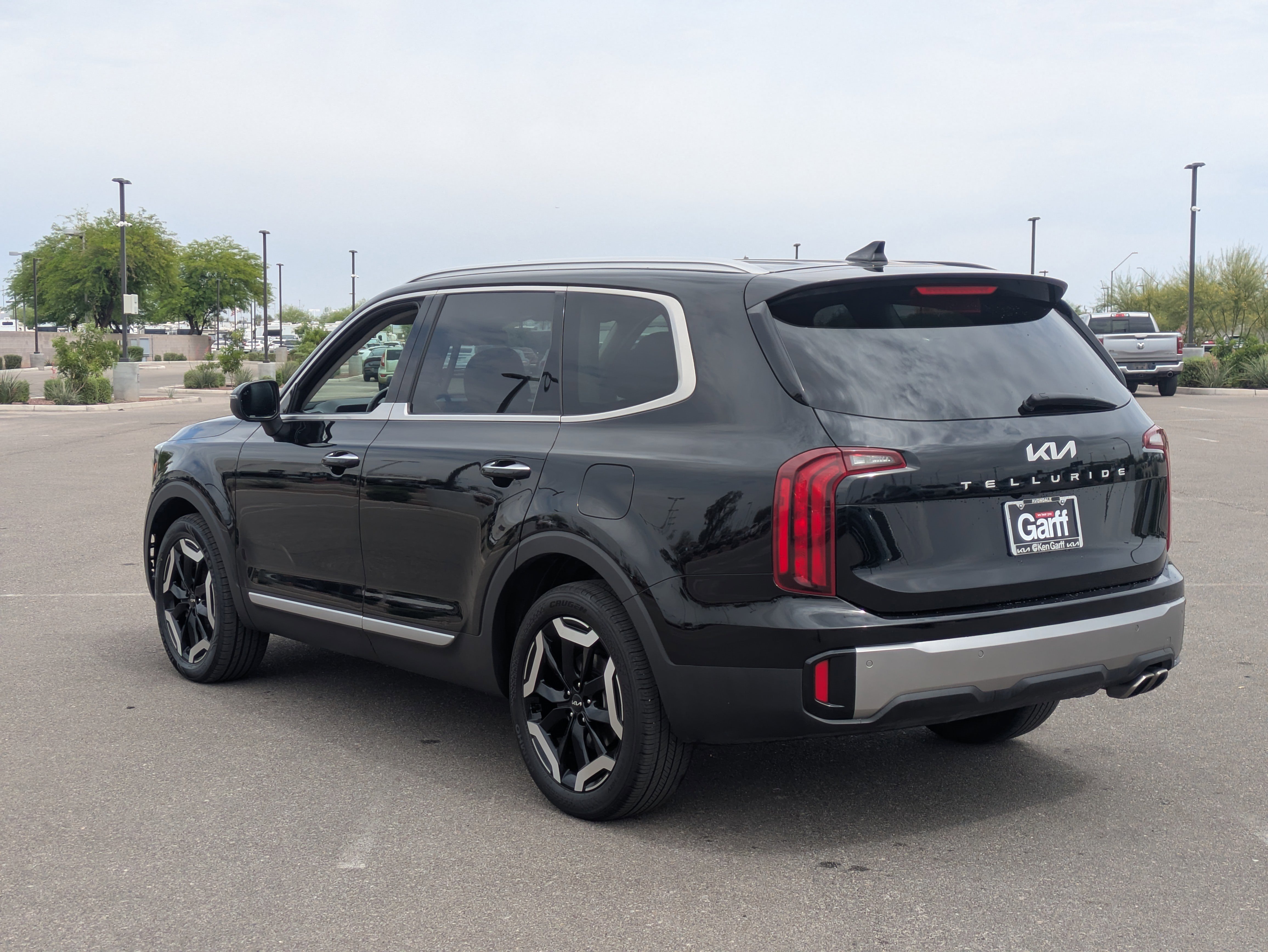 Used 2025 Kia Telluride S FWD image 3