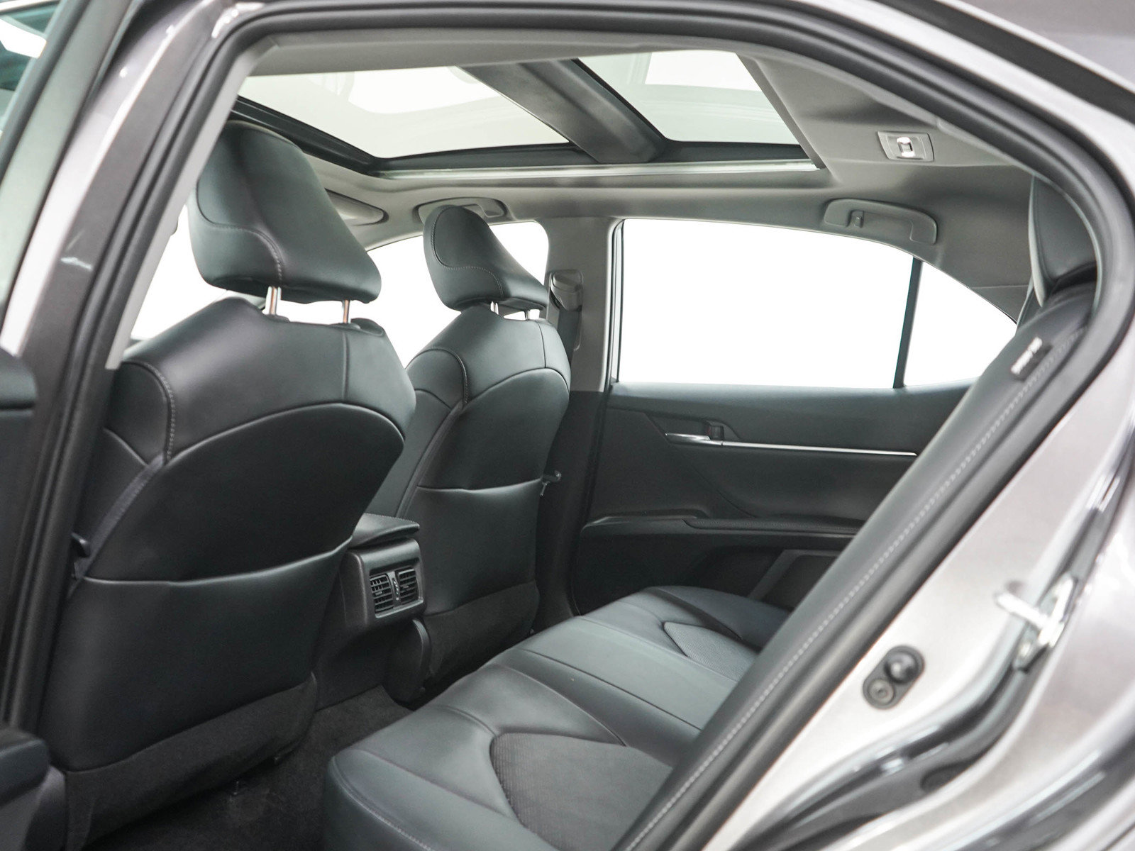 Used 2022 Toyota Camry XSE FWD image 16