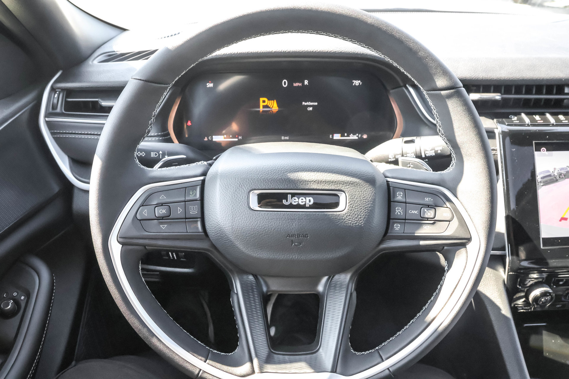 Used 2025 Jeep Grand Cherokee Altitude AWD/4WD image 28