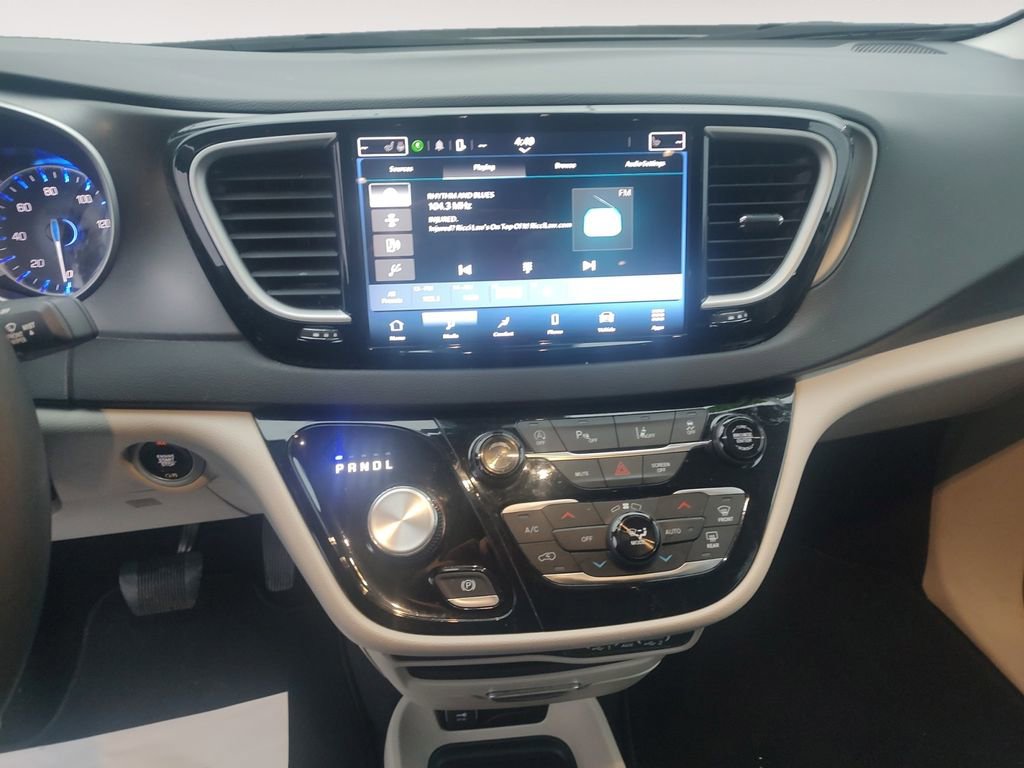 Used 2024 Chrysler Pacifica Touring-L FWD image 11