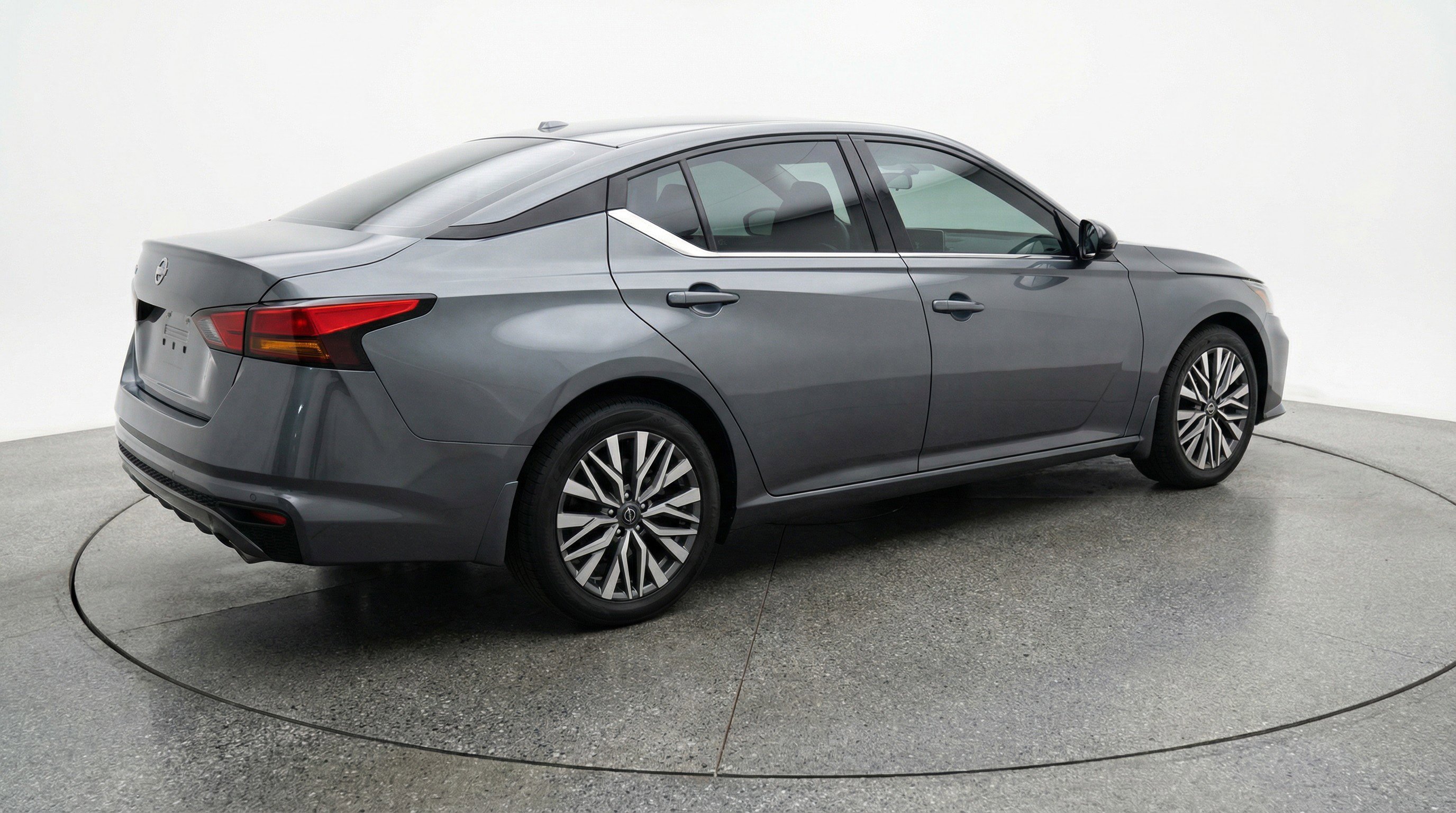 Used 2025 Nissan Altima 2.5 SV image 9