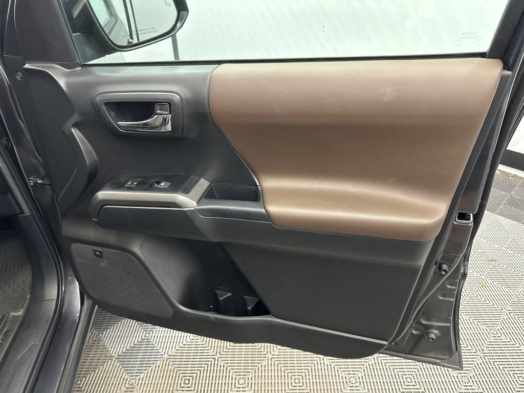 Used 2022 Toyota Tacoma Limited RWD image 15