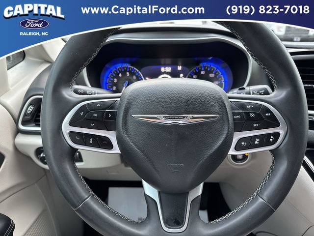 Used 2023 Chrysler Pacifica Touring-L FWD image 34