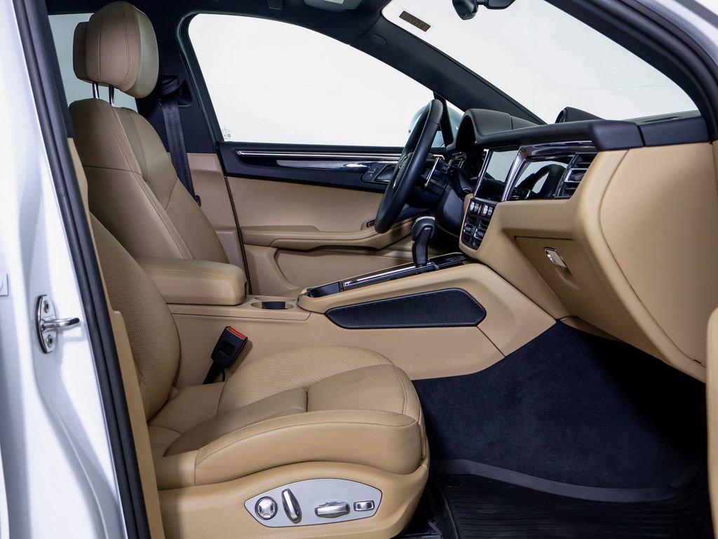 Certified 2025 Porsche Macan AWD/4WD image 8