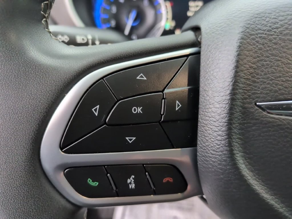 Used 2024 Chrysler Pacifica Touring-L FWD image 19