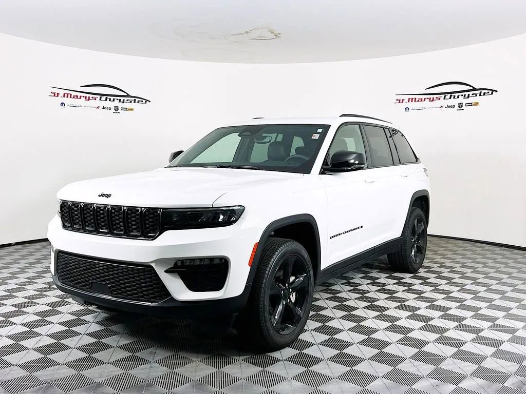 Used 2024 Jeep Grand Cherokee Limited w/ Black Appearance Package AWD/4WD image 4