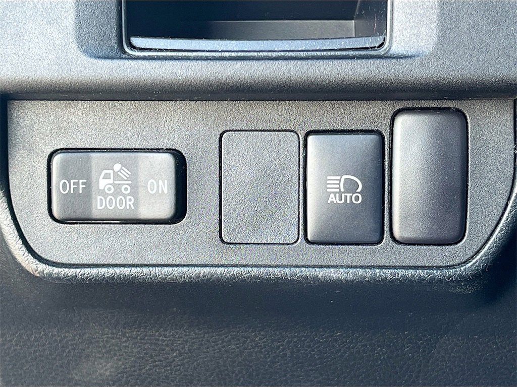 Used 2018 Toyota Tacoma SR image 10