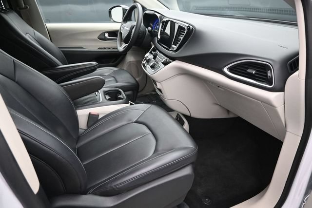 Used 2024 Chrysler Pacifica Touring-L FWD image 22