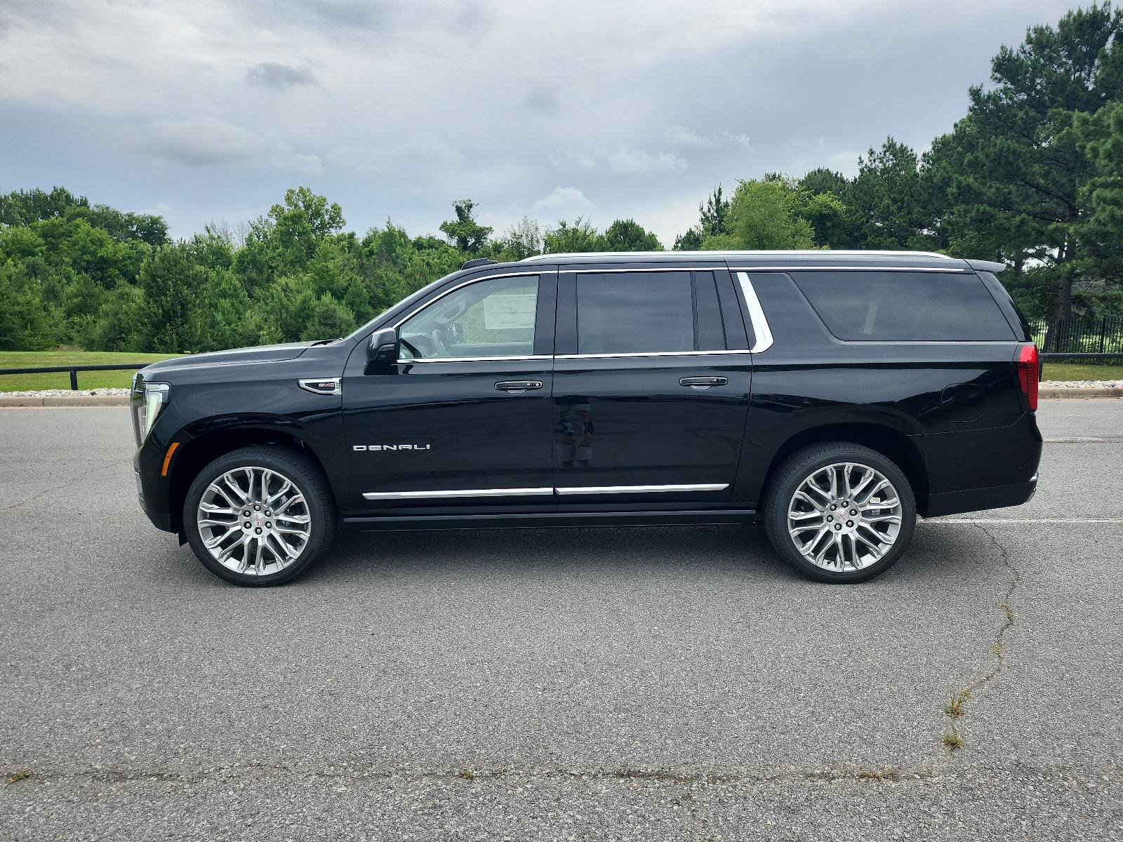 New 2026 GMC Yukon XL Denali w/ Denali Reserve Package AWD/4WD image 2