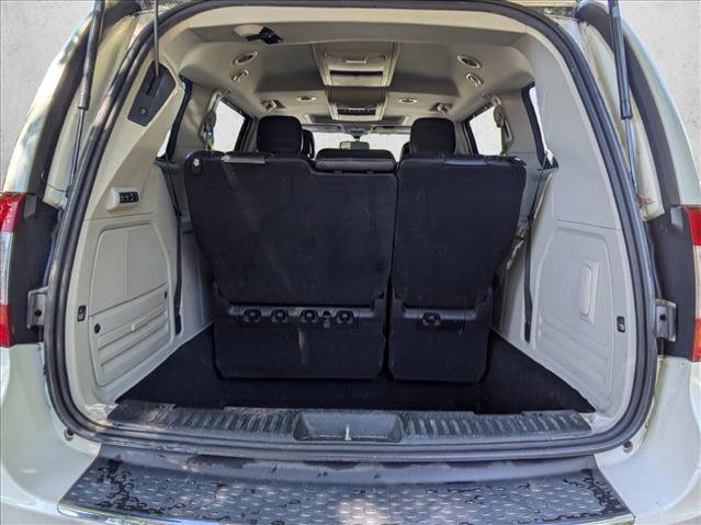 Used 2013 Chrysler Town & Country Limited w/ Luxury Group FWD image 6