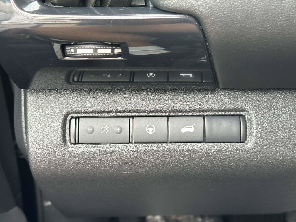 Used 2025 Nissan Pathfinder SV AWD/4WD image 33