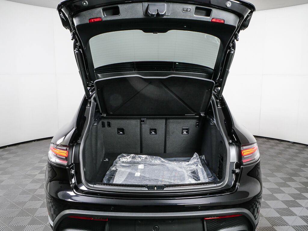 Certified 2026 Porsche Macan Turbo AWD/4WD image 32