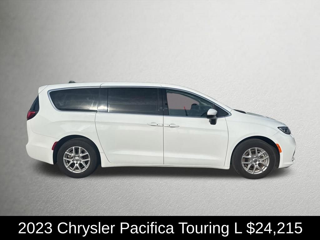 Used 2023 Chrysler Pacifica Touring-L FWD image 2