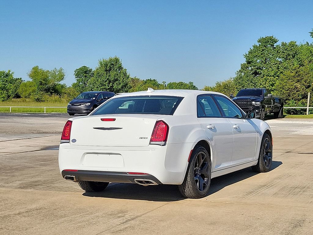 Used 2023 Chrysler 300 Touring w/ Sport Appearance Package image 5