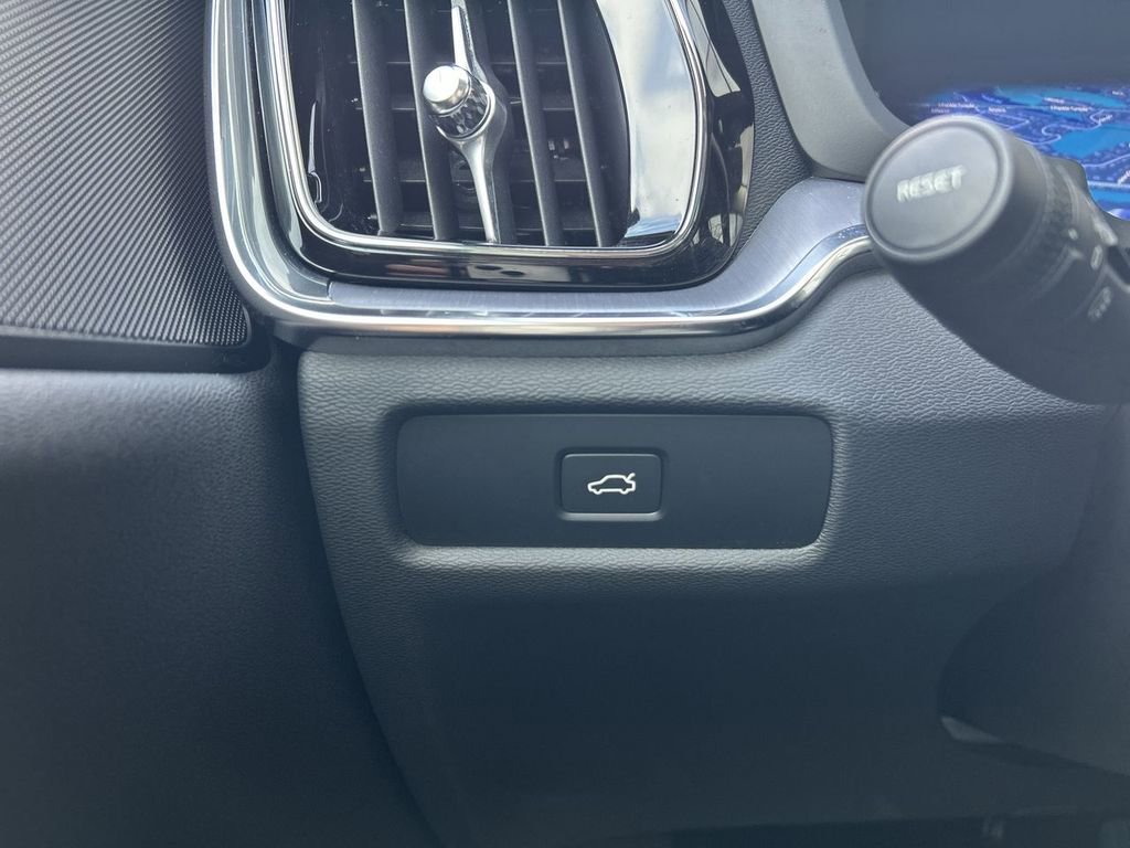 Certified 2025 Volvo S60 B5 Core AWD/4WD image 17