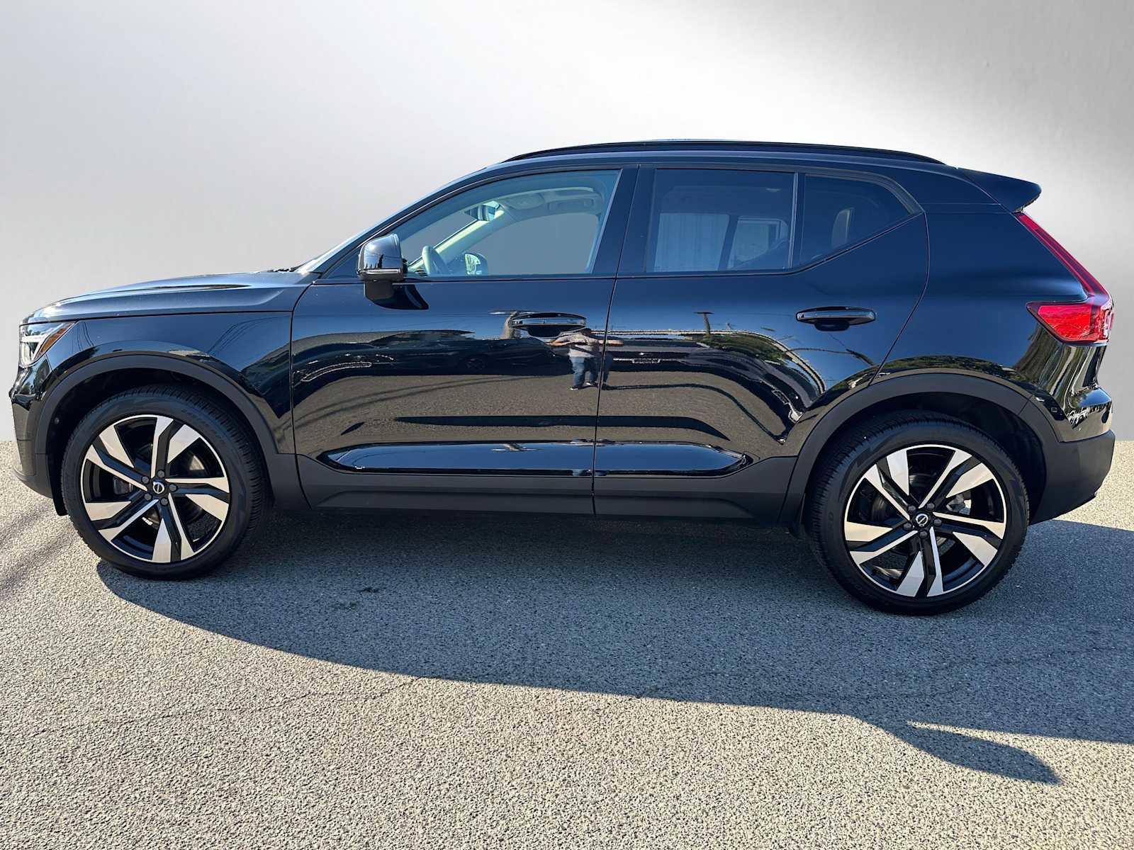Used 2025 Volvo XC40 B5 Plus w/ Climate Package image 4