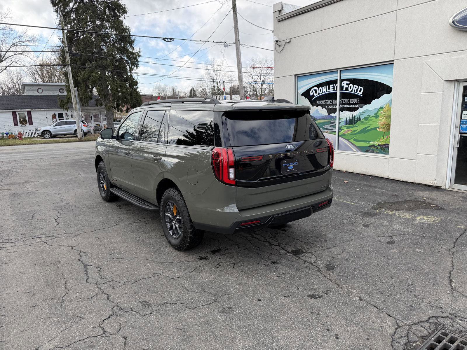 Used 2025 Ford Expedition Tremor image 3