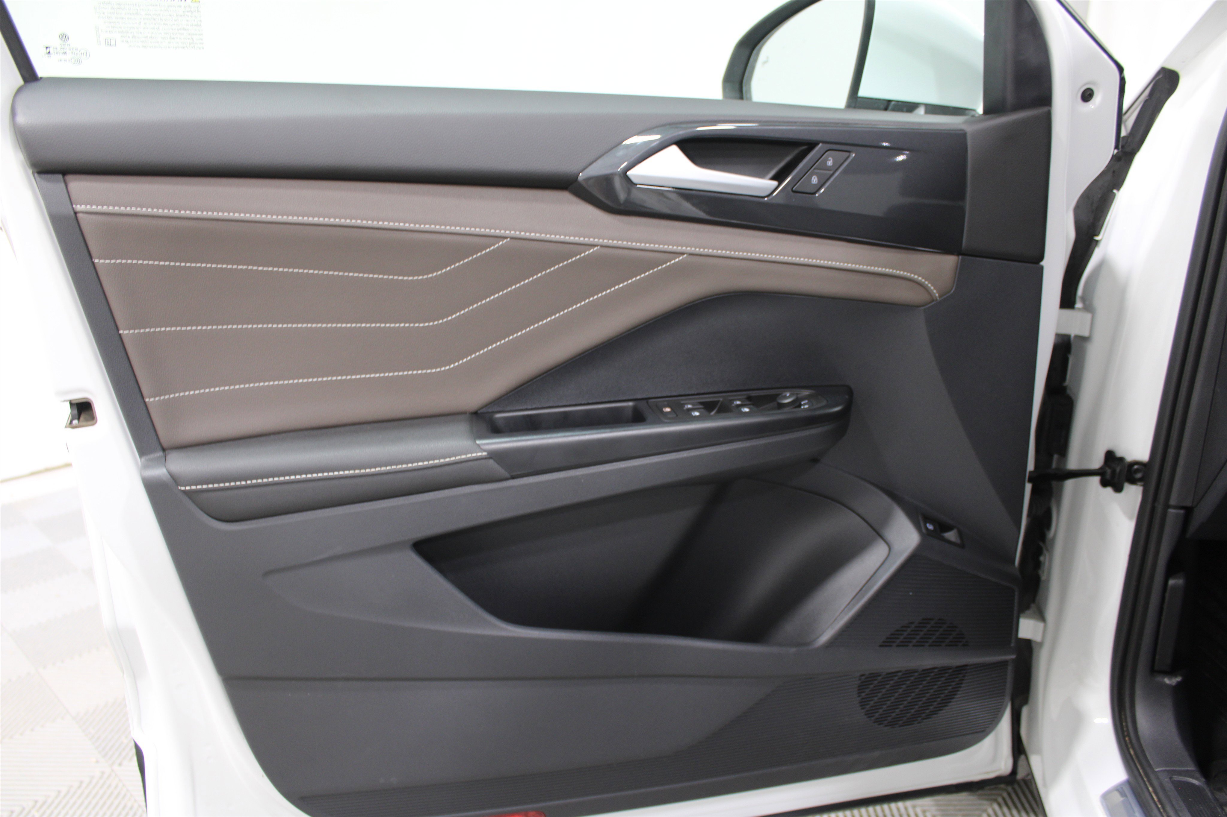 Used 2024 Volkswagen Taos SEL image 6